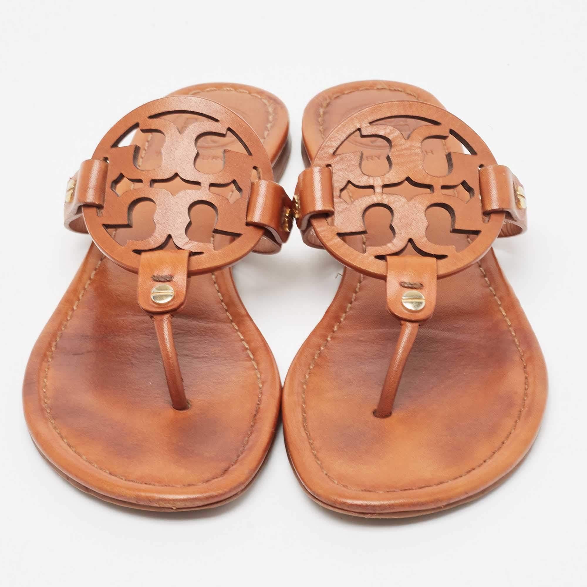 Encadrez vos pieds avec ces sandales plates Tory Burch. Créées à partir des meilleurs matériaux, les chaussures plates sont parfaites avec des ourlets courts, midi et maxi.

