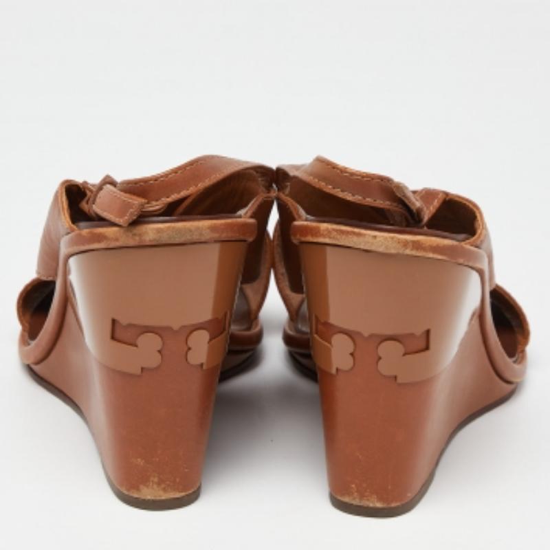 Tory Burch Brown Leder Wedge Slingback Sandalen Größe 39.5 im Zustand „Relativ gut“ im Angebot in Dubai, Al Qouz 2