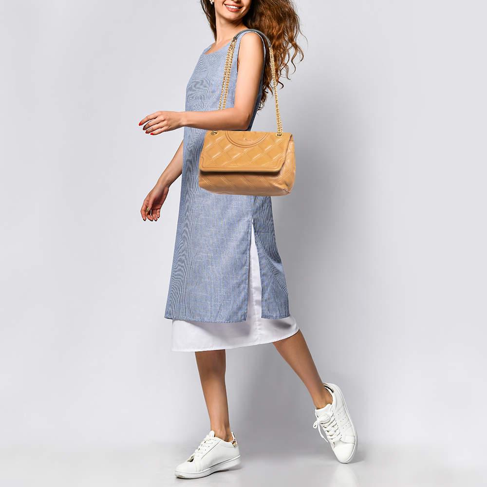 Perfect for conveniently housing your essentials in one place this Tory Burch bag is a worthy investment. It has notable details and offers a look of luxury.