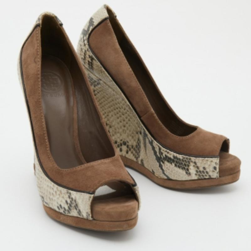 Tory Burch Brown Suede and Python Embossed Leather Sandra Wedge Pumps Size 38 In Good Condition For Sale In Dubai, Al Qouz 2