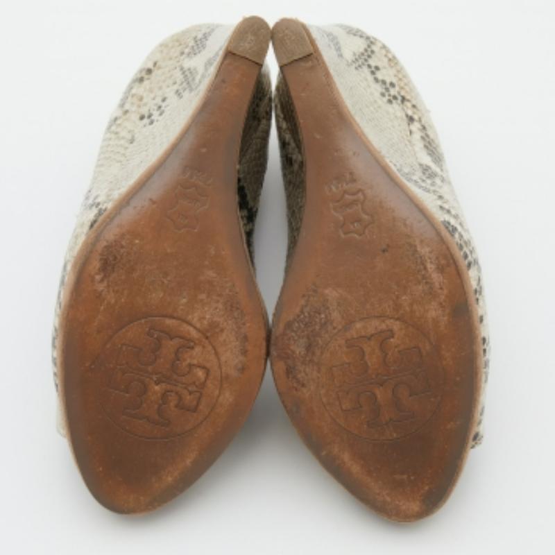 Tory Burch Brown Suede and Python Embossed Leather Sandra Wedge Pumps Size 38 For Sale 3
