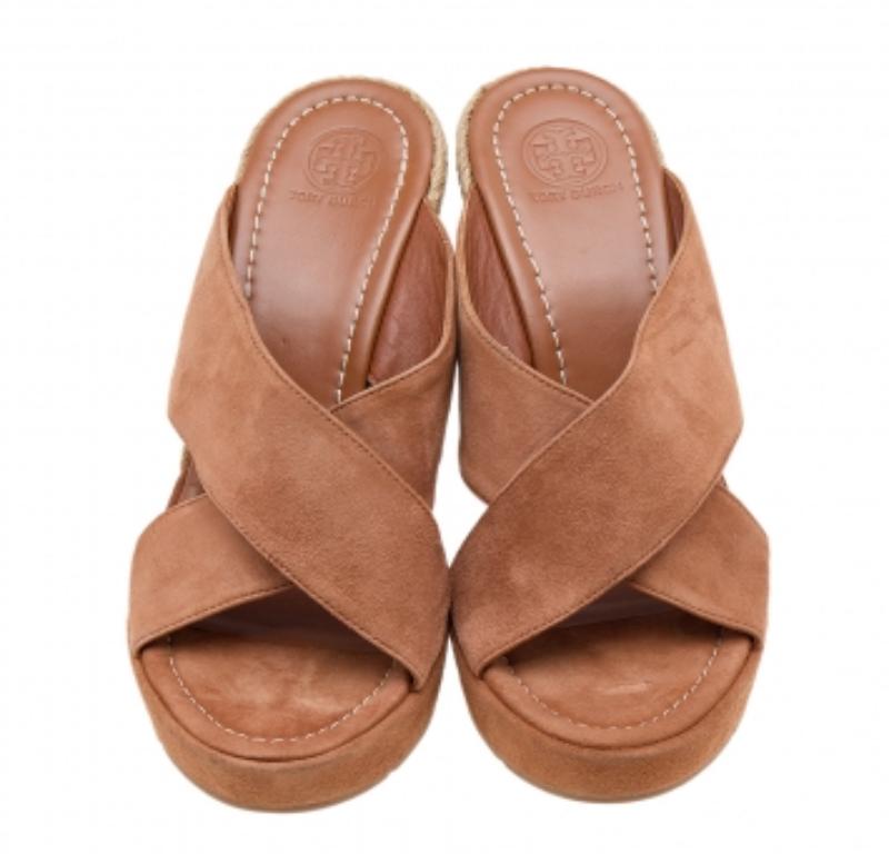 Tory Burch Brown Suede Criss Cross Wedge Platform Slide Sandals Size 39.5 In Good Condition For Sale In Dubai, Al Qouz 2