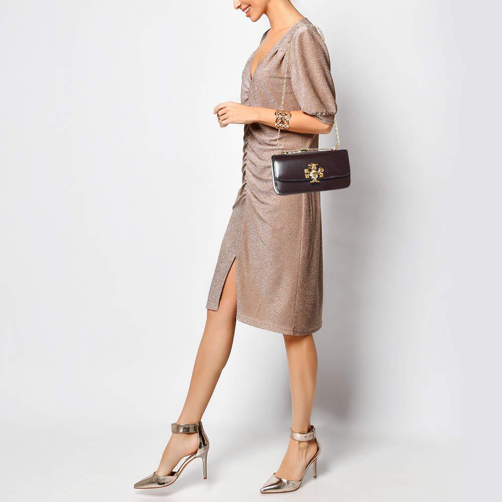 Carry everything you need in style thanks to this Tory Burch bag. Crafted from the best materials this is an accessory that promises enduring style and usage.
