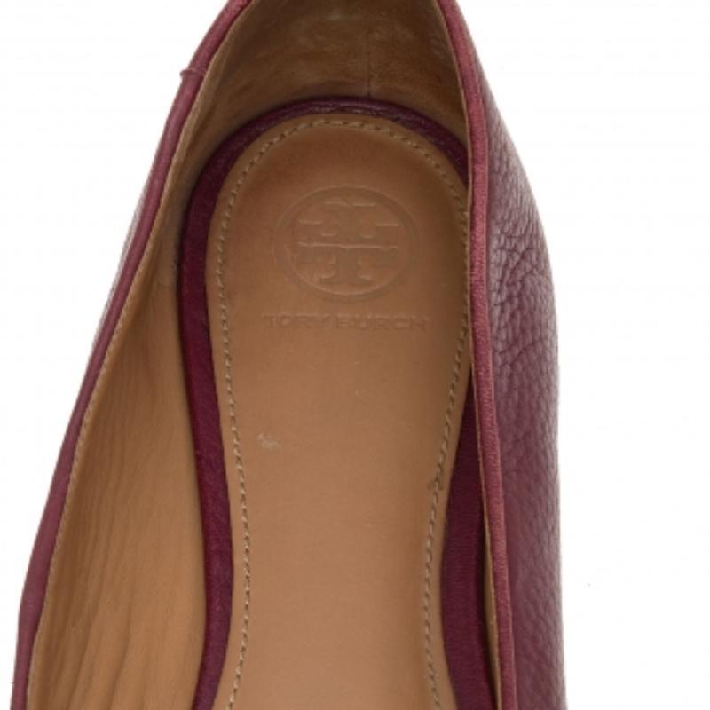 Dai un tocco di lusso ai tuoi look casual con queste ballerine chic di Tory Burch. Realizzate in pelle e con accenti di logo sulla tomaia, offrono uno stile senza tempo e sono la scelta perfetta per chi desidera comfort e stile.