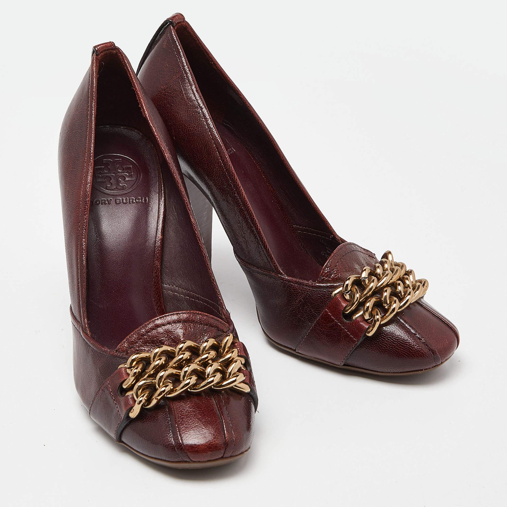 Tory Burch Burgundy Leather Chain Detail Block Heel Pumps Size 39.5 In Excellent Condition For Sale In Dubai, Al Qouz 2