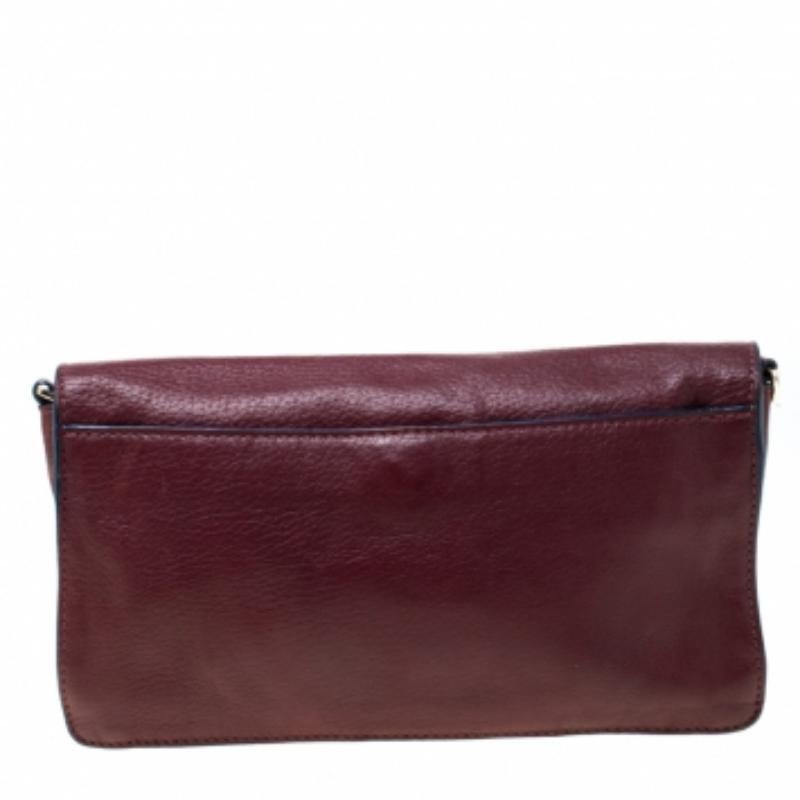 Tory Burch Borsa a tracolla con tasca a patta in pelle borgogna in vendita 2