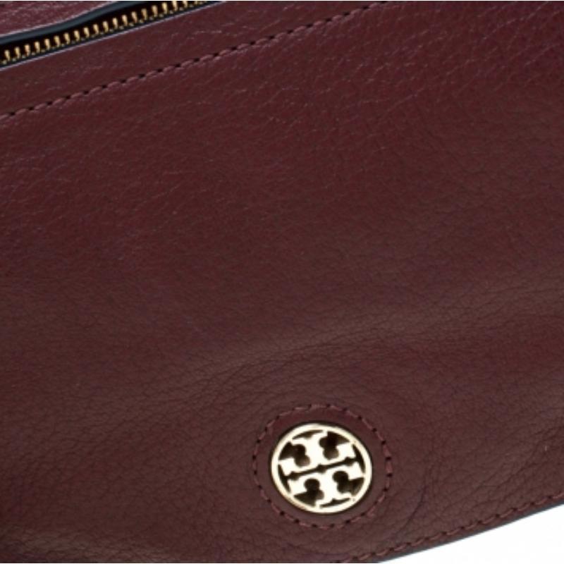 Tory Burch Borsa a tracolla con tasca a patta in pelle borgogna in vendita 3
