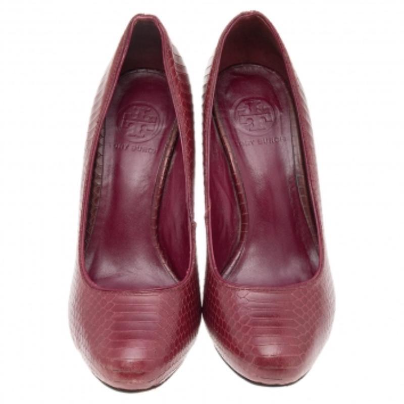 Queste décolleté, firmate Tory Burch, offrono ai tuoi piedi grande comfort ed eleganza. Realizzate in pelle goffrata di pitone bordeaux, hanno la punta arrotondata, sono slip-on e hanno il tacco a punta. Per abbellire la loro forma, viene utilizzata