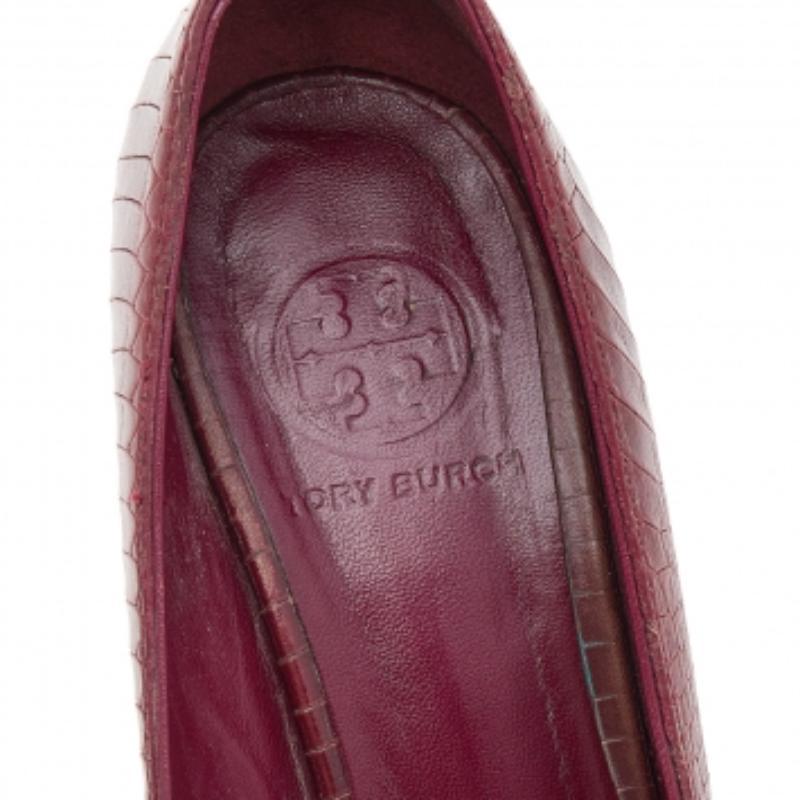 Marrone Tory Burch Pumps in pelle goffrata di pitone borgogna misura 35,5 in vendita