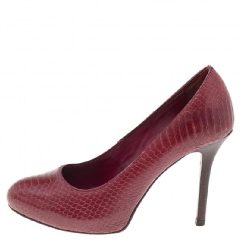 Tory Burch Pumps in pelle goffrata di pitone borgogna misura 35,5 In condizioni buone in vendita a Dubai, Al Qouz 2
