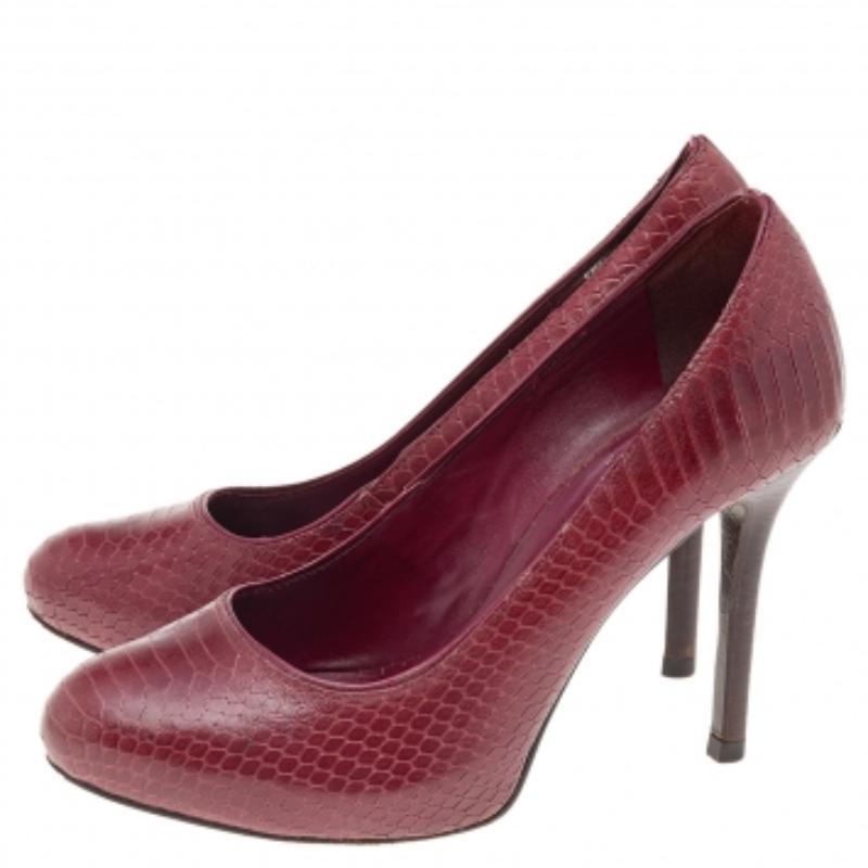 Tory Burch Pumps in pelle goffrata di pitone borgogna misura 35,5 in vendita 1