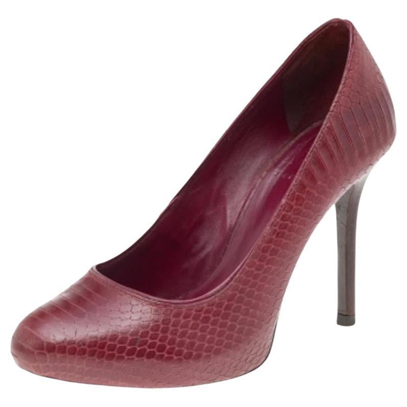 Tory Burch Pumps in pelle goffrata di pitone borgogna misura 35,5 in vendita