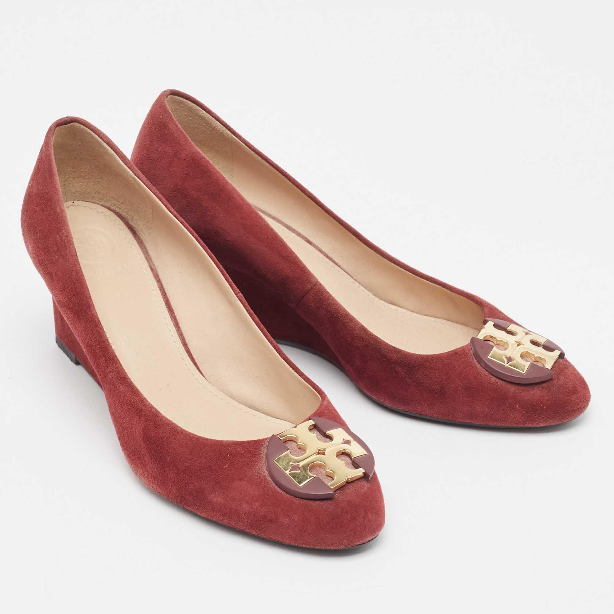 Tory Burch Burgundy Suede Luna Wedge Pumps Size 37 In Good Condition For Sale In Dubai, Al Qouz 2
