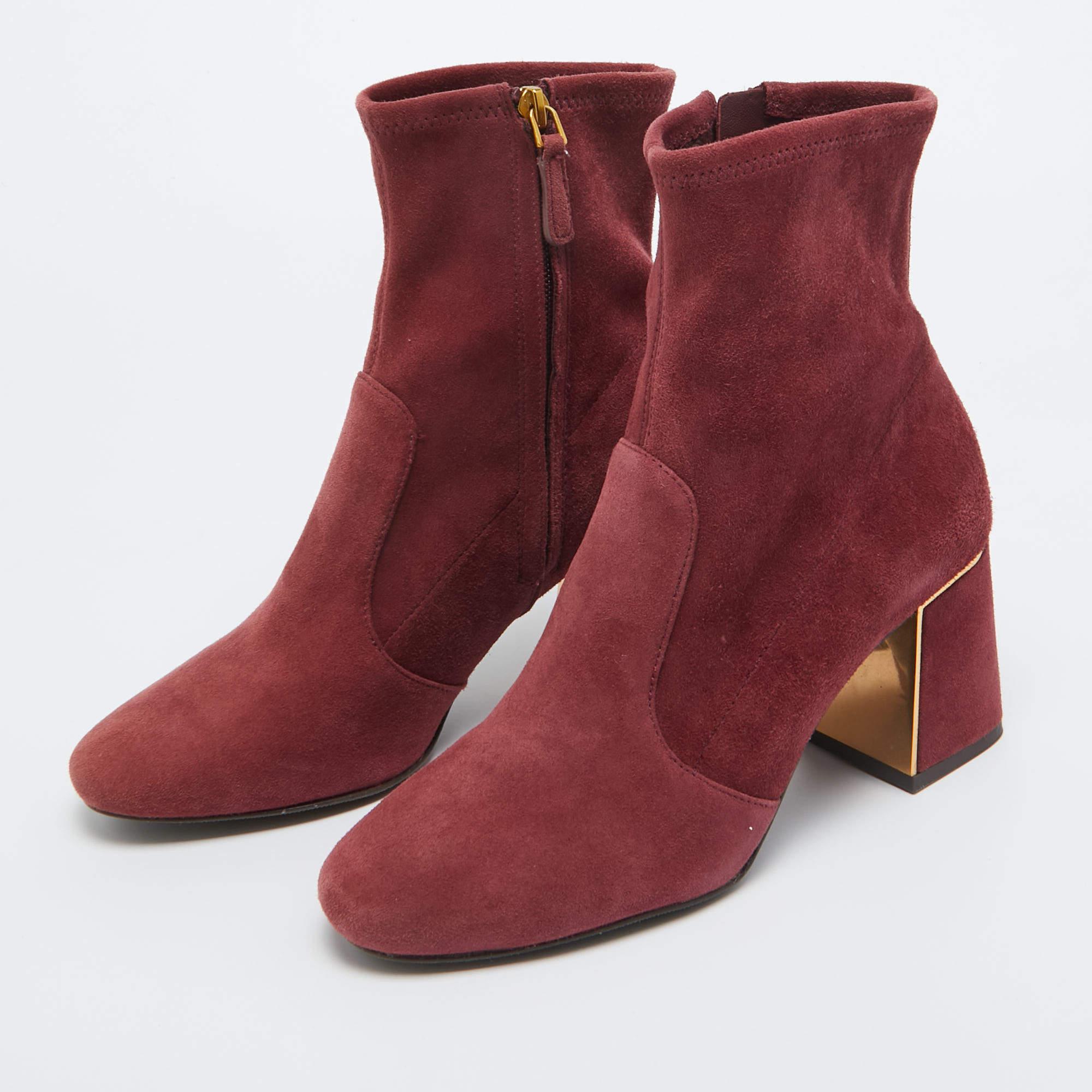 Enjoy the most fashionable days with these stylish boots. Modern in design and craftsmanship they are fashioned to keep you comfortable and chic
