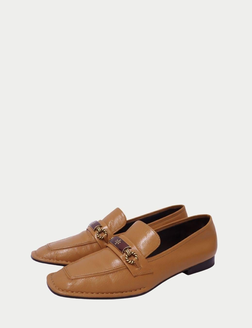 Tory Burch Camel Leder Loafers mit goldener Logo-Hardware

Diese camelfarbenen Lederslipper von Tory Burch sind aus echtem Glattleder gefertigt und mit der charakteristischen goldfarbenen Logo-Hardware und den Seilverbindungsdetails versehen. Die
