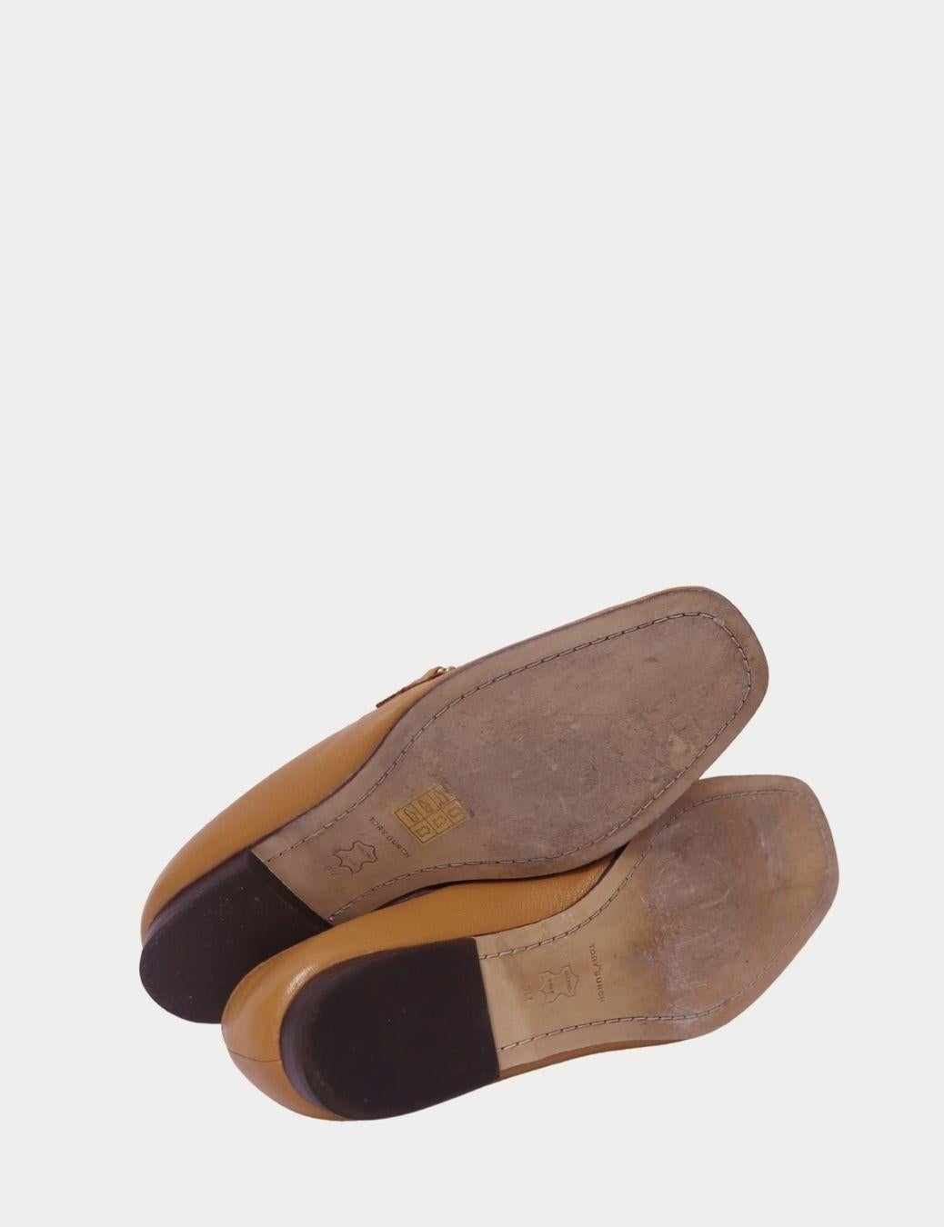 Tory Burch Camel Leder Loafers mit Gold Logo Hardware - EU 39 im Zustand „Gut“ im Angebot in Amman, JO