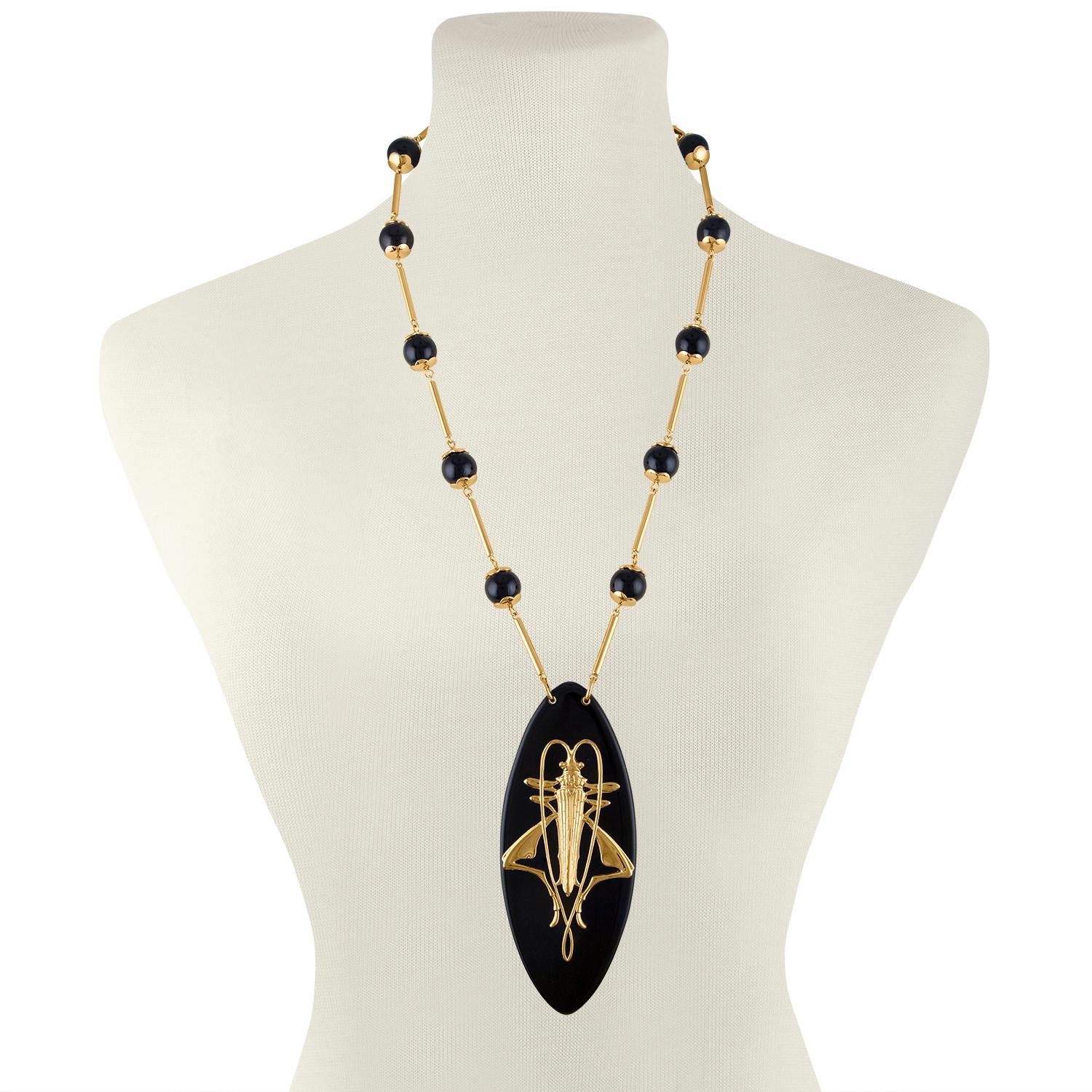 Collana Tory Burch Grasshopper nera
Stazioni di perline in resina lucida e liscia e ciondolo ovale.
Motivo cavalletta dorata.
Chiusura a moschettone con estensione della catena e charm con logo.
Collana, lunga 31