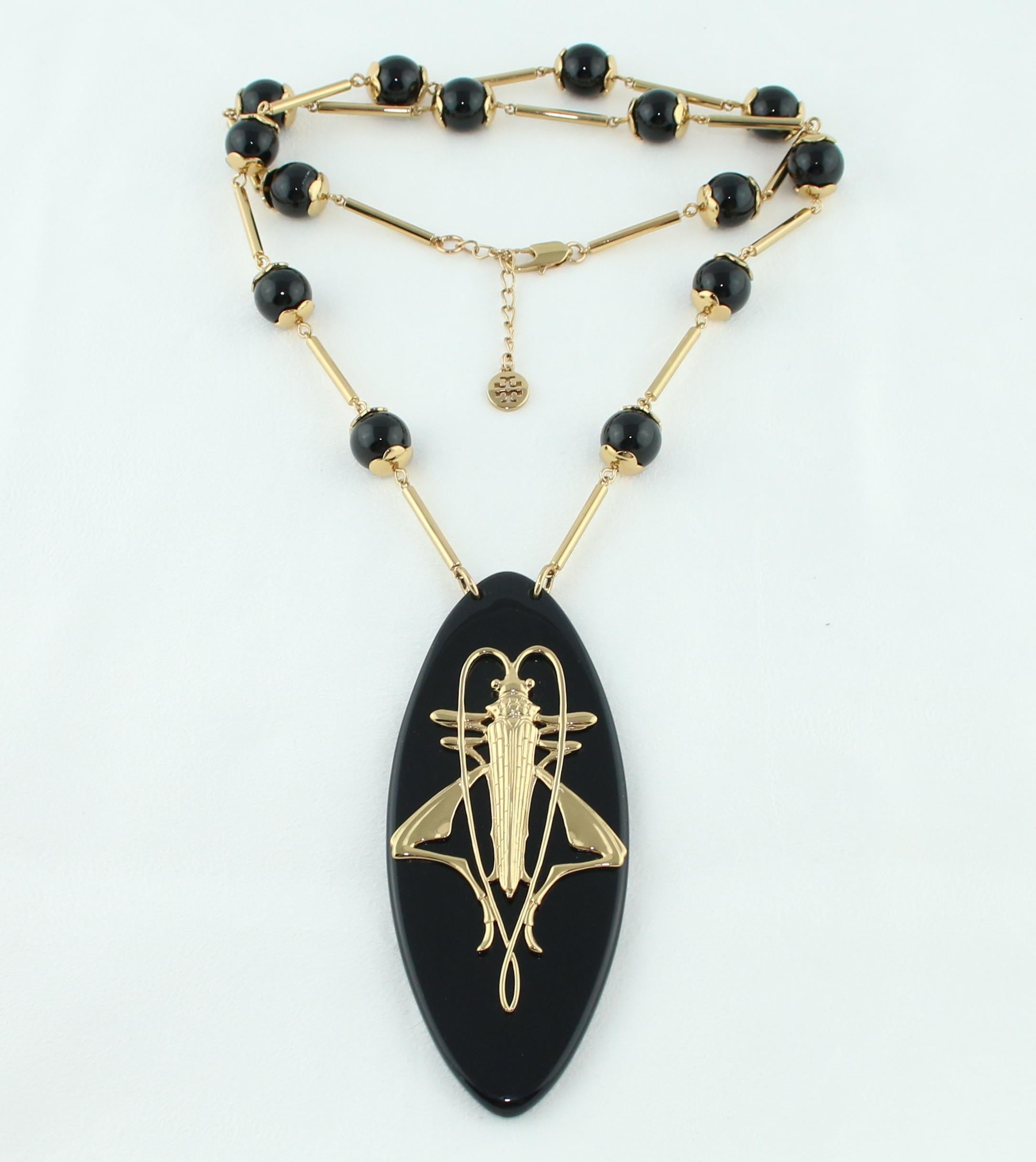 Contemporaneo Collana con ciondolo in resina nera Tory Burch Camille Grasshopper in vendita