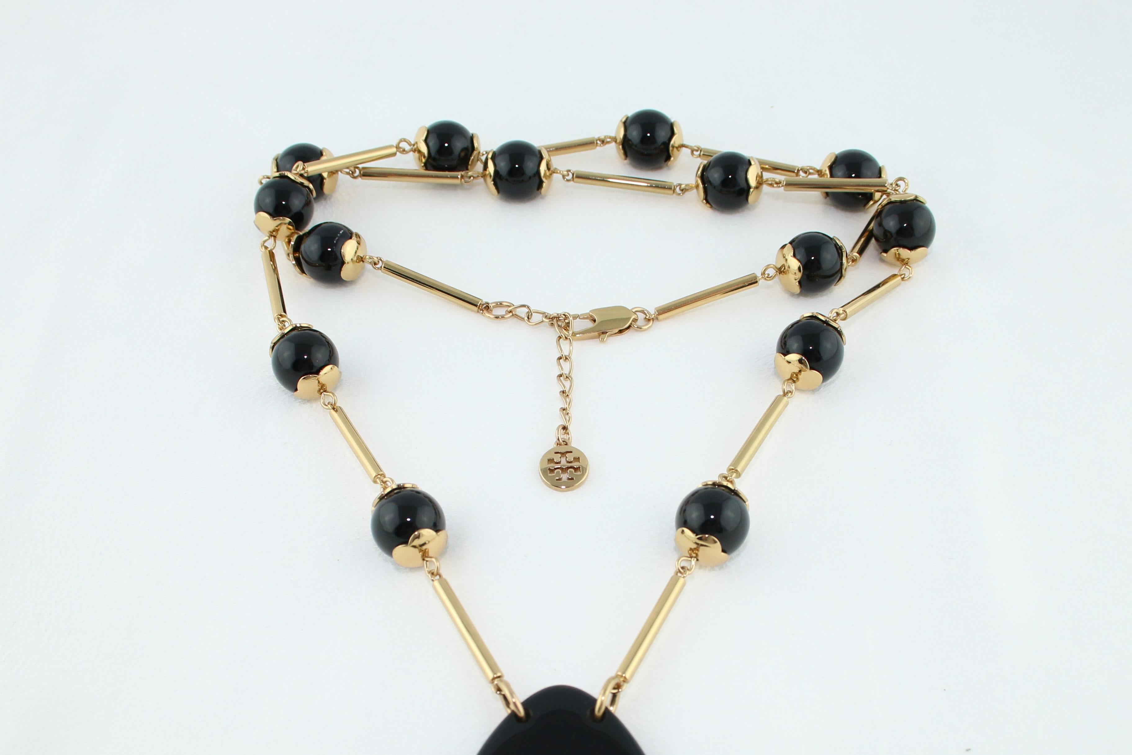Collana con ciondolo in resina nera Tory Burch Camille Grasshopper In condizioni Nuovo in vendita a New York, NY