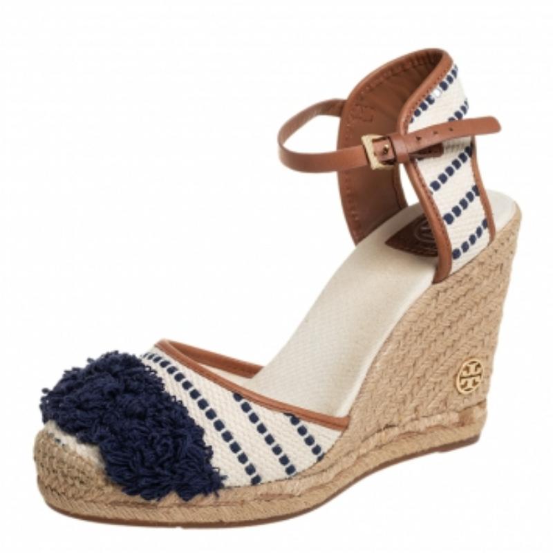 Take your style a few notches higher with these espadrille sandals from Tory Burch. Crafted from canvas and leather and styled with open toes, logos, ankle straps, and wedge heels, these sandals will look great with your casual outfits.