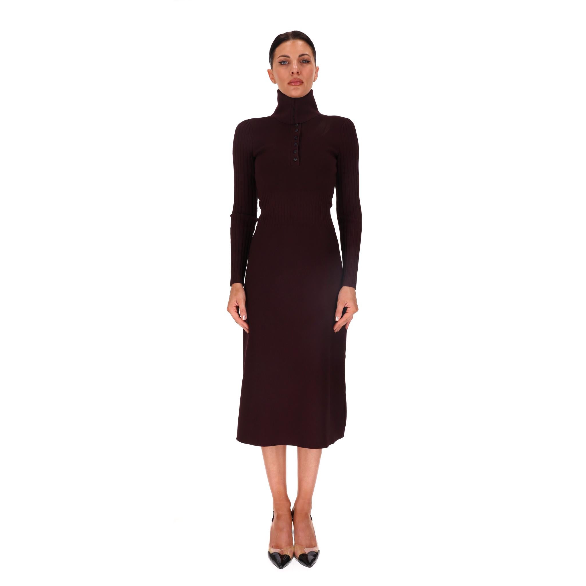 Tory Burch Midikleid mit Kragen

Burgunderrotes Midikleid mit einem Kragen, der offen für einen entspannten Look oder hochgeknöpft für ein hochgeschlossenes Finish getragen werden kann

Mit tailliertem Mieder und leicht ausgestelltem