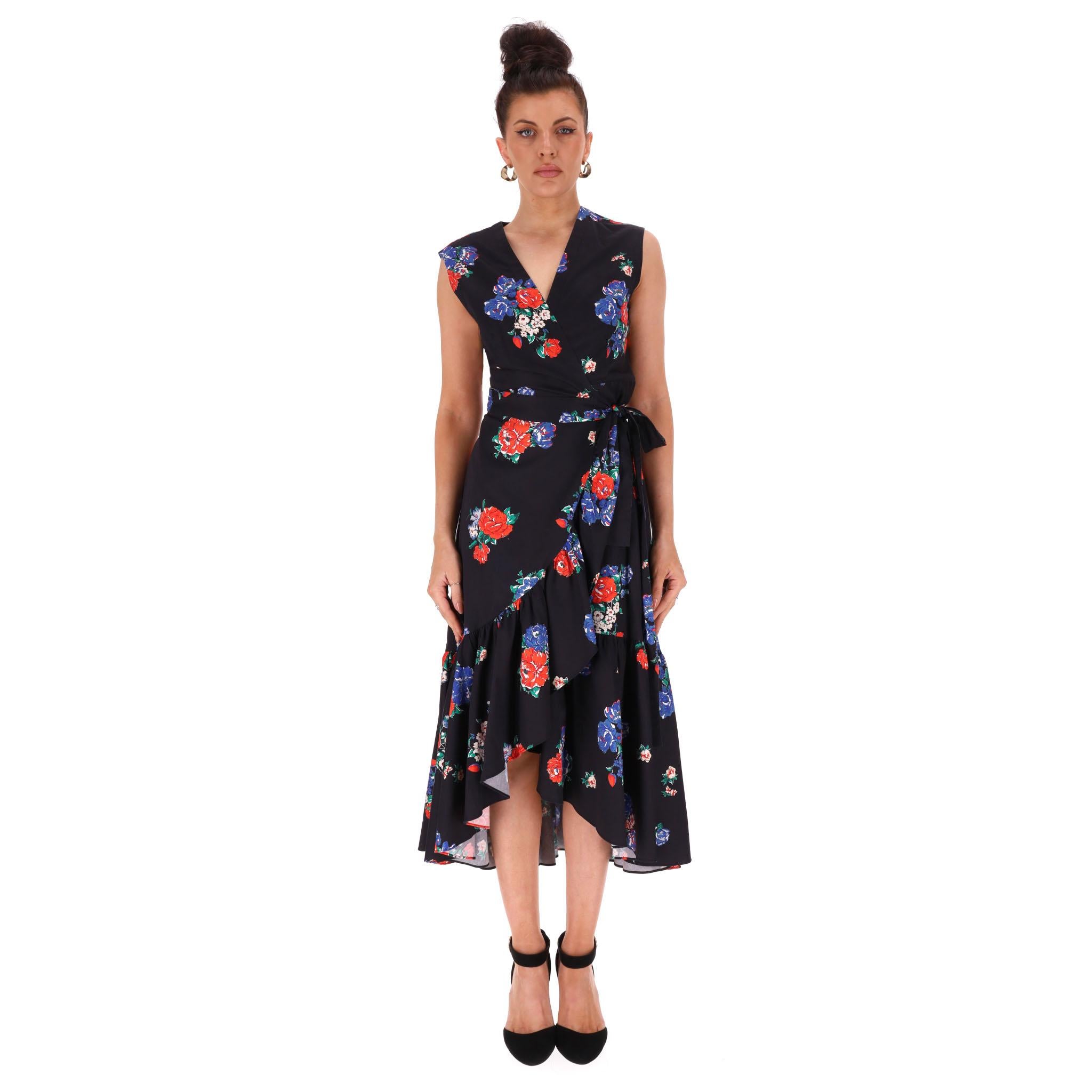 Tory Burch - Robe portefeuille en coton imprimé rose

Robe en coton noir à imprimé floral rouge et bleu.

Il est doté d'un ourlet à volants et d'une encolure en V avec des liens enveloppants sur les côtés.

Rrp Approx. £500

Taille - S

État - Très