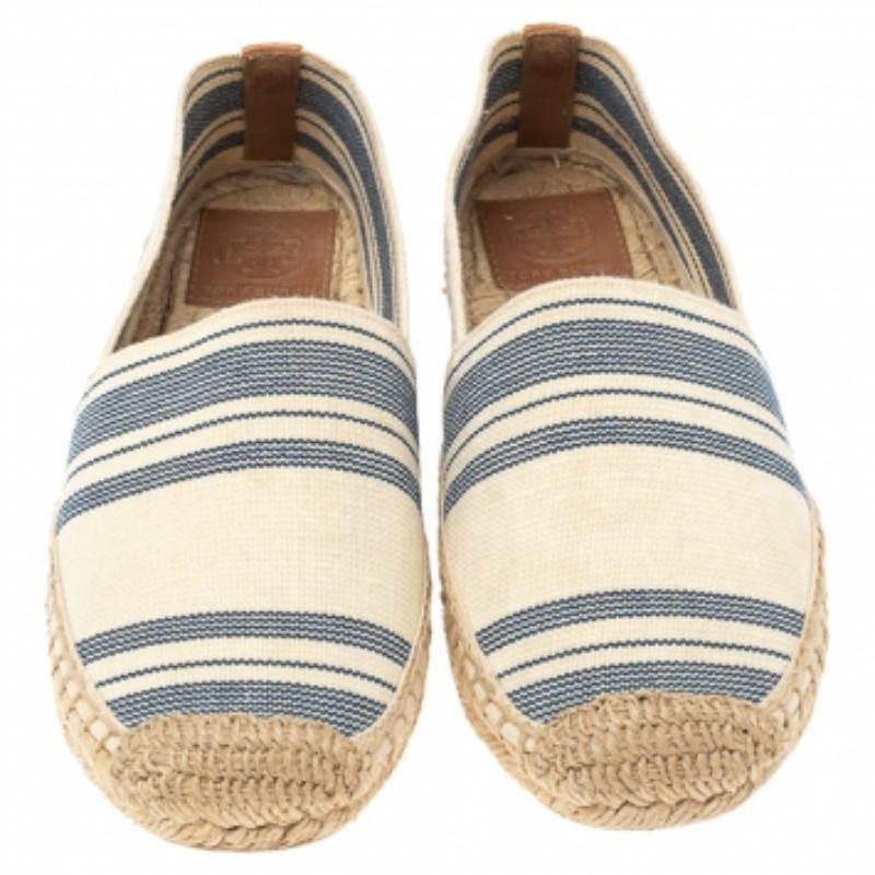Les chaussures Tory Burch sont connues pour leurs designs uniques qui émanent de la verve féminine du Label et d'un savoir-faire immaculé qui permet à leurs créations de durer saison après saison. Fabriquées en toile, ces espadrilles allient style