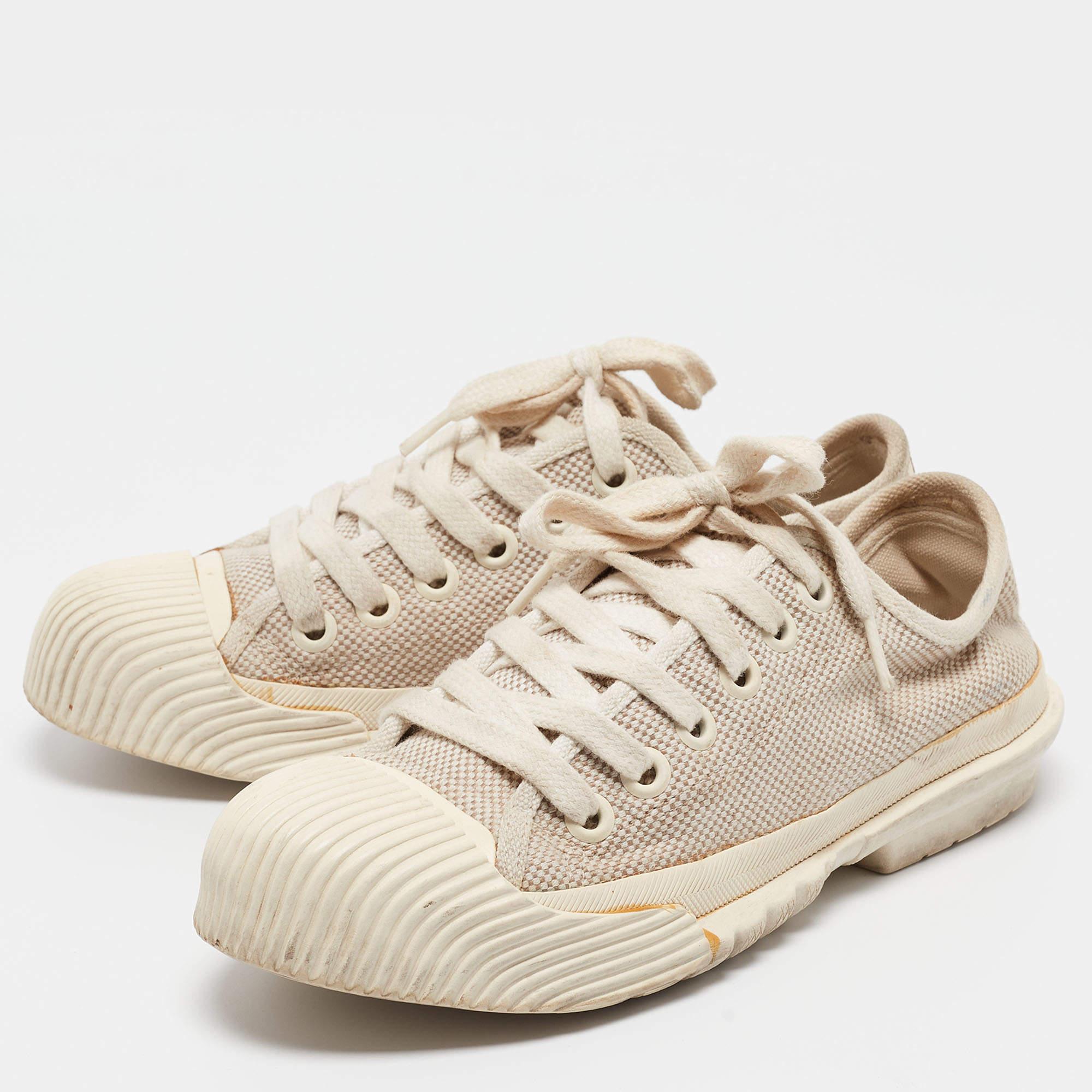 Mit ihrer klassischen Silhouette sind diese Designer-Sneakers eine nahtlose Kombination aus Luxus, Komfort und Stil. Diese Sneaker sind mit charakteristischen Details und bequemen Innensohlen ausgestattet.