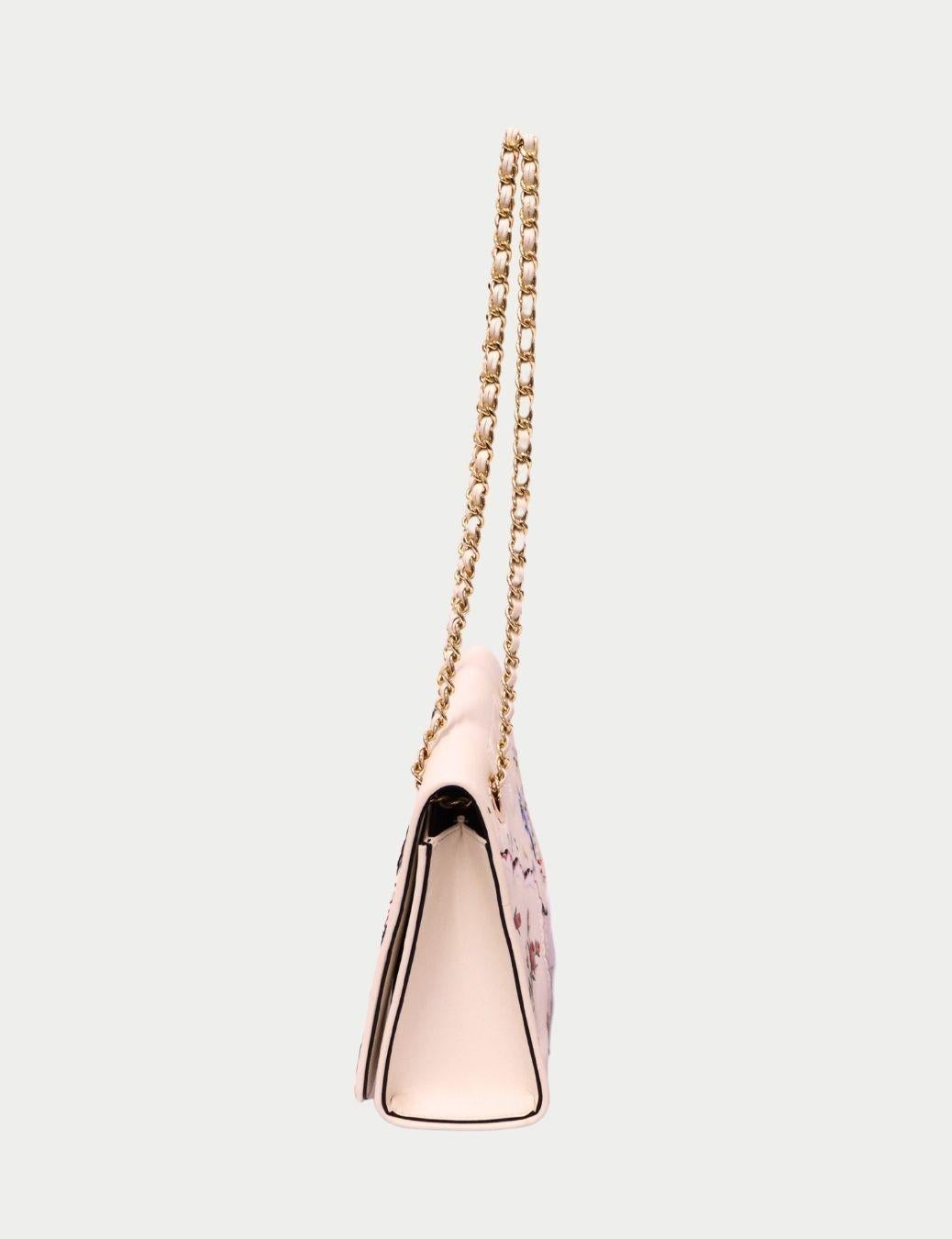 Tory Burch Cream Floral Umhängetasche - Bestickte Lederkettentasche mit goldener Hardware

Zart, feminin und zeitlos - diese geblümte Umhängetasche von Tory Burch verkörpert den Inbegriff von mühelosem Luxus.
Sie ist aus cremefarbenem Glattleder