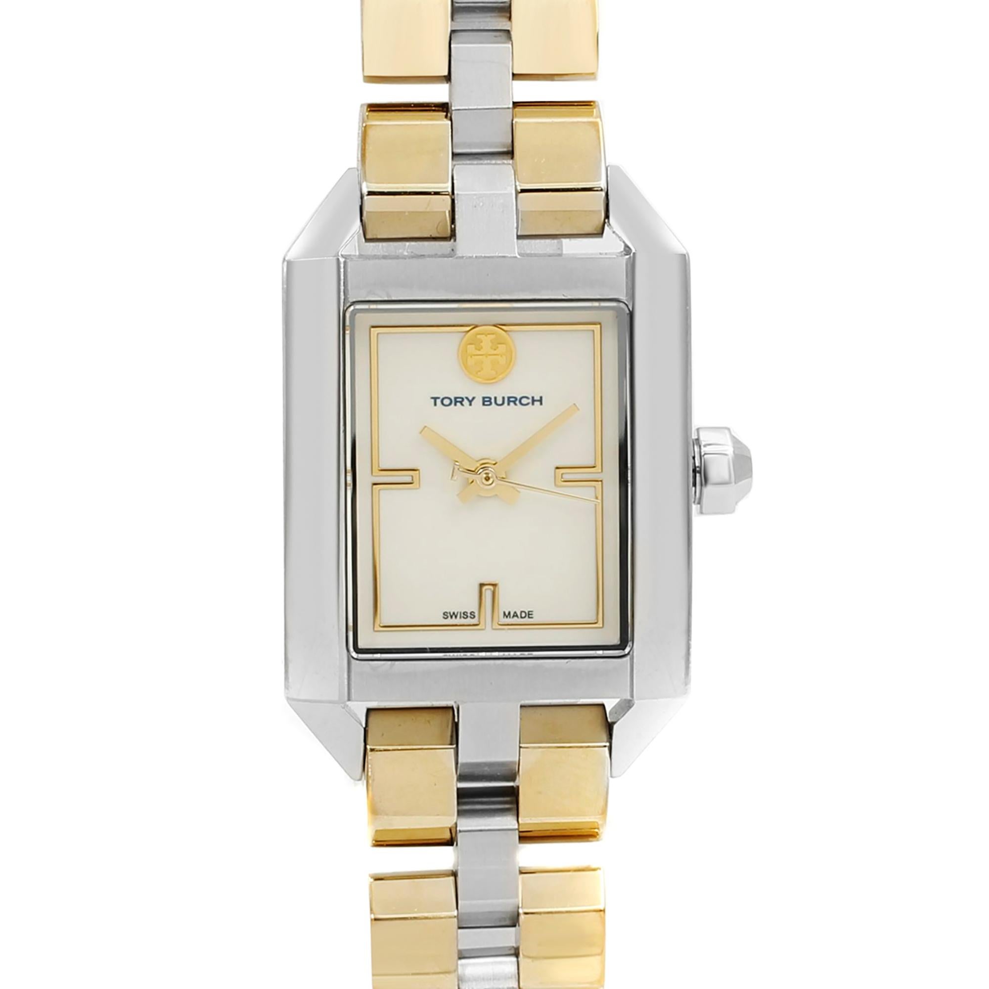 Diese gebrauchte Tory Burch Dalloway  TB1102 ist eine schöne Damenuhr, die von einem Quarzwerk (Batterie) angetrieben wird und in einem Edelstahlgehäuse untergebracht ist. Sie hat eine  rechteckige Form Gesicht, keine Funktionen Zifferblatt und hat