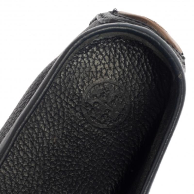 Tory Burch Dark Blue Leather Slip On Loafers Size 37.5 In Good Condition For Sale In Dubai, Al Qouz 2