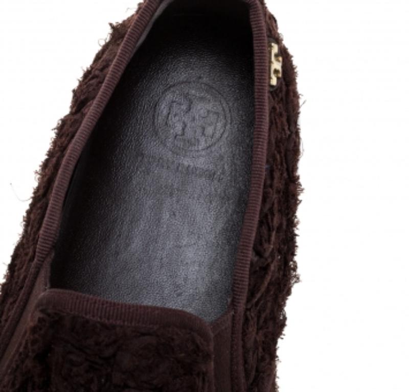 Tory Burch Dark Brown Fabric Rosette Slip On Sneakers Size 40.5 In Good Condition For Sale In Dubai, Al Qouz 2