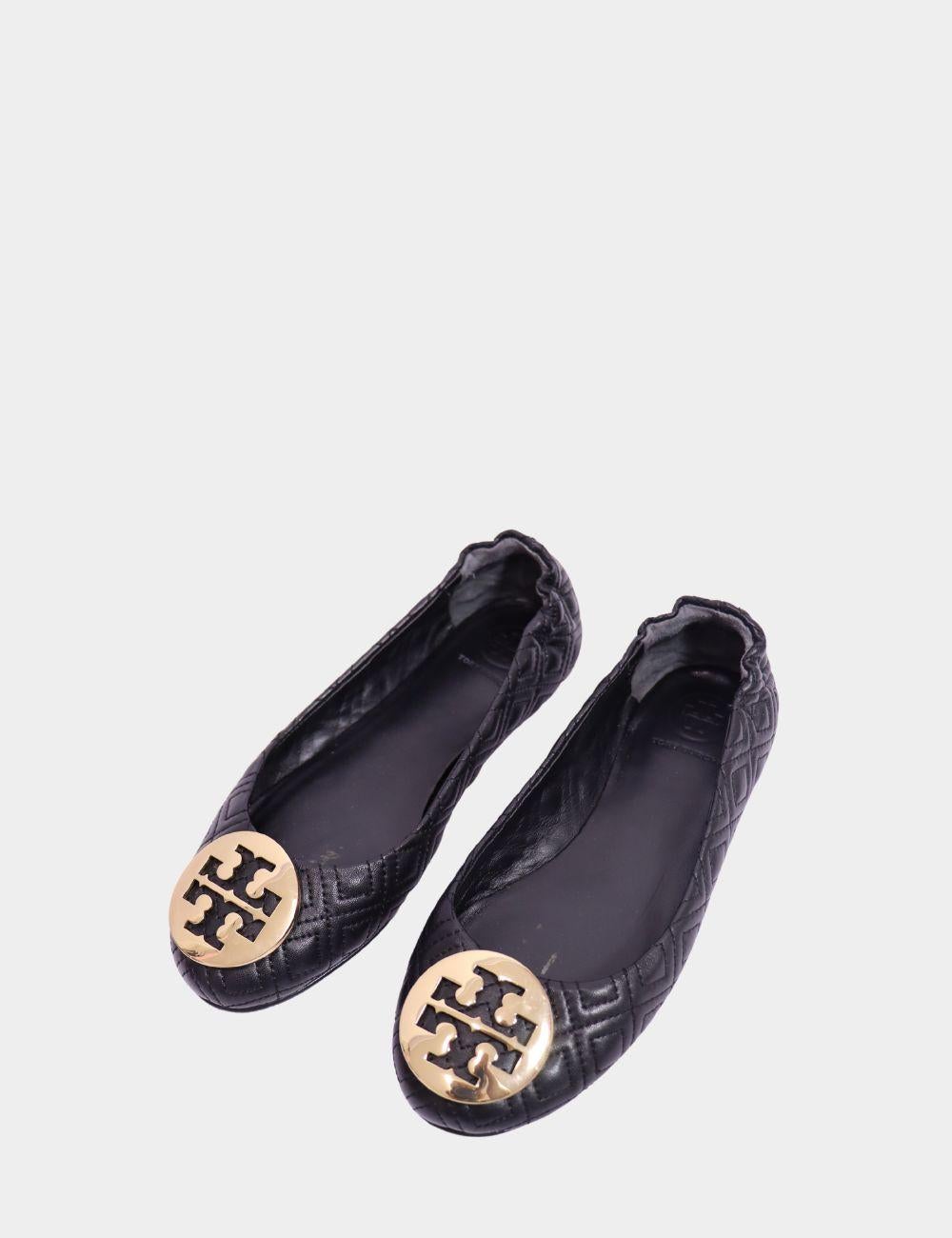 Le confort classique rencontre le style iconique avec ces ballerines en cuir noir matelassé Tory Burch. Ces chaussures plates sont à la fois élégantes et pratiques. Elles sont ornées du médaillon du logo double T en métal doré et d'une finition en