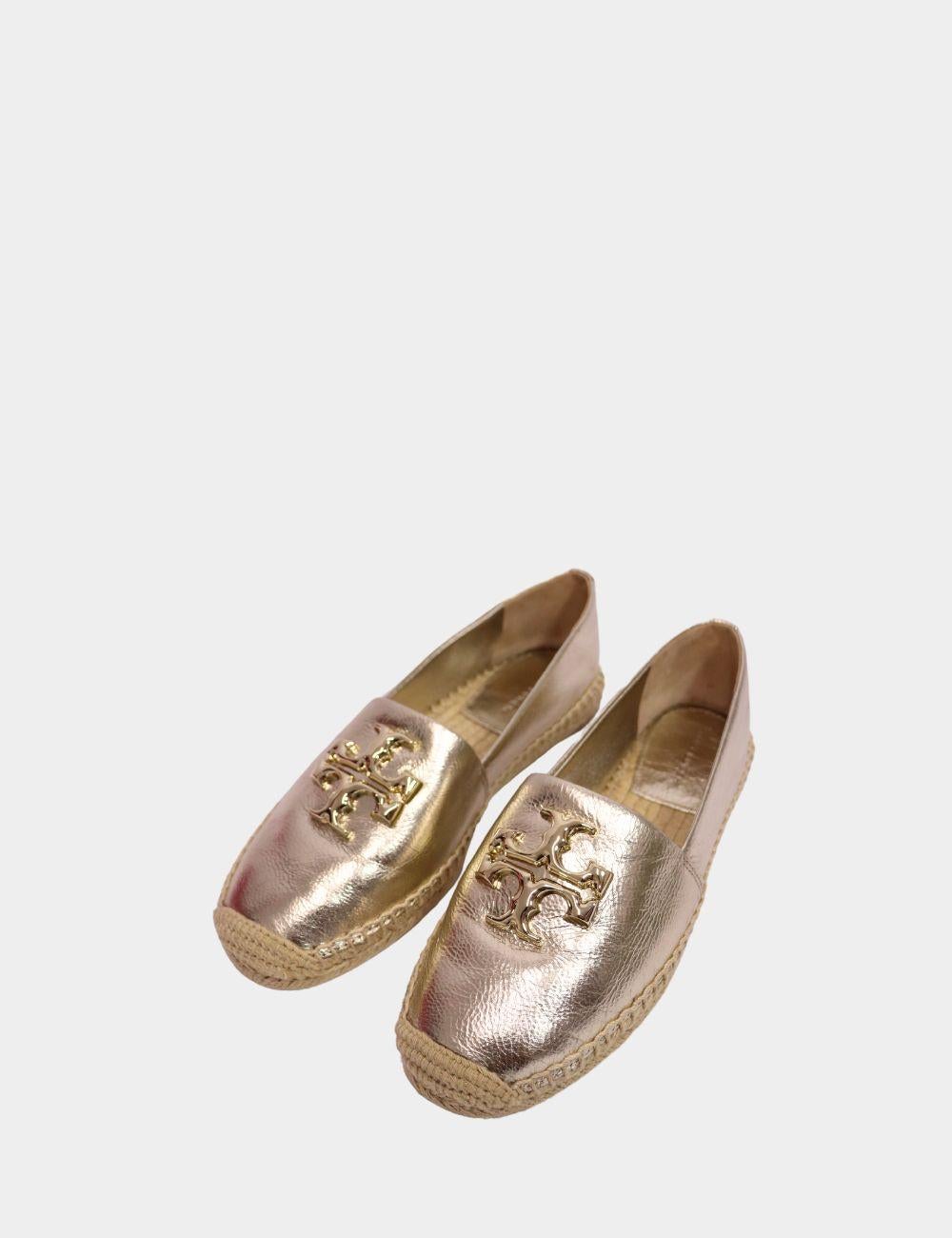 Ces espadrilles Tory Burch en or métallisé, conçues pour le confort et avec une touche d'originalité, scintillent au fil des saisons. Réalisées en cuir doré luxueux et dotées du logo double T signature en métal doré, ces chaussures plates allient un