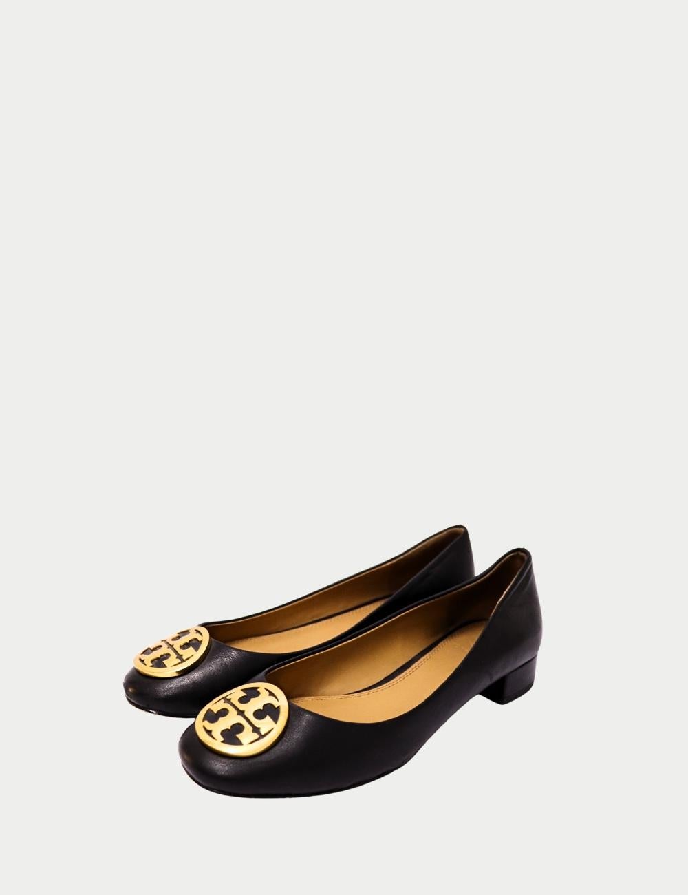 Tory Burch Black Leather Ballet Flats

Elevate your everyday style with these Tory Burch Black Leather Ballet Flats, a timeless staple for effortless sophistication. Crafted from supple black leather, these flats feature the brand’s iconic gold-tone