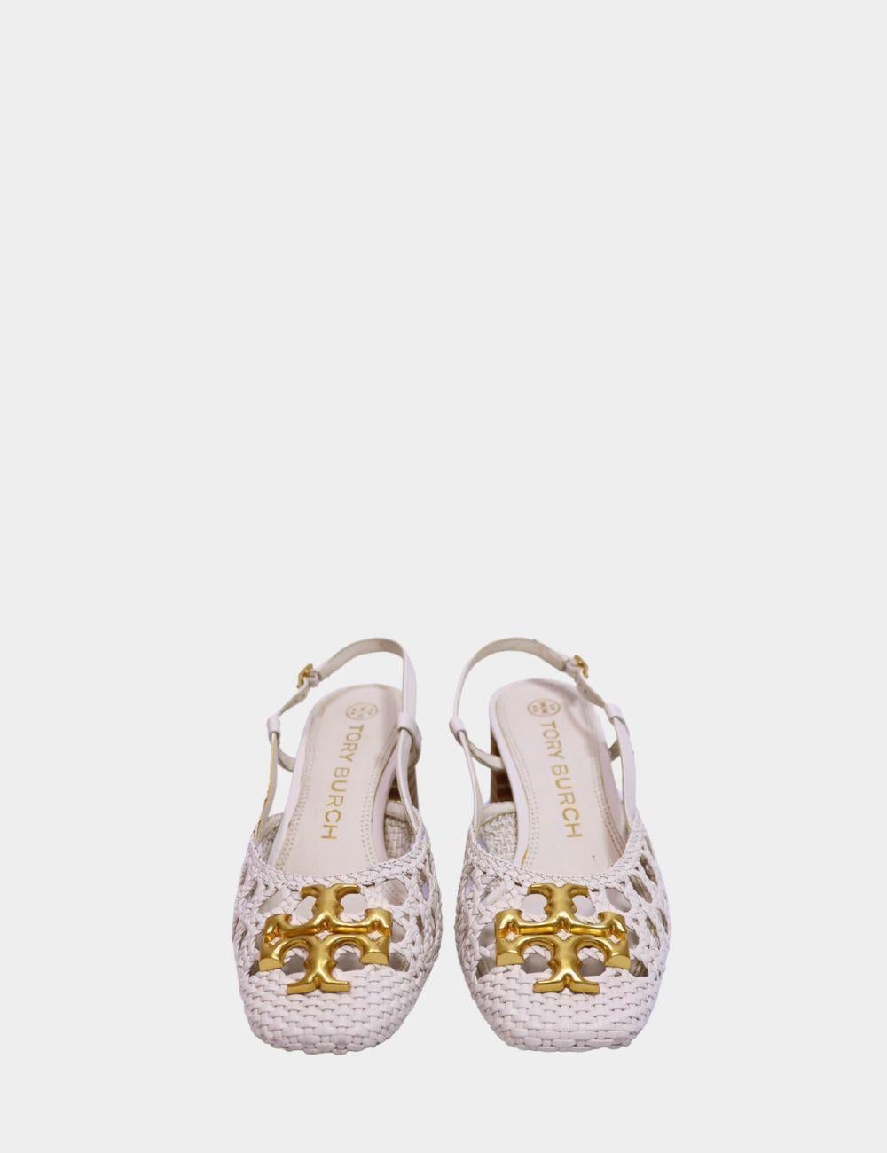Entrez dans l'élégance d'un lieu de villégiature avec ces escarpins tissés Tory Burch, dotés d'une découpe complexe et du logo audacieux de la marque en métal doré sur le bout du pied. La matière tissée texturée apporte un confort respirant et une