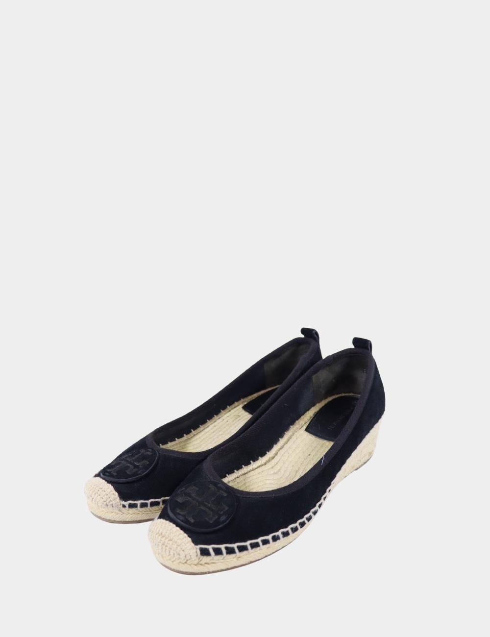 Tory Burch Black Suede Platform Espadrille Flats


Ces espadrilles en daim noir de Tory Burch vous offrent un luxe décontracté. Naturellement dotées d'une tige en daim souple, d'une semelle enveloppée de jute naturel et d'une plateforme subtile,