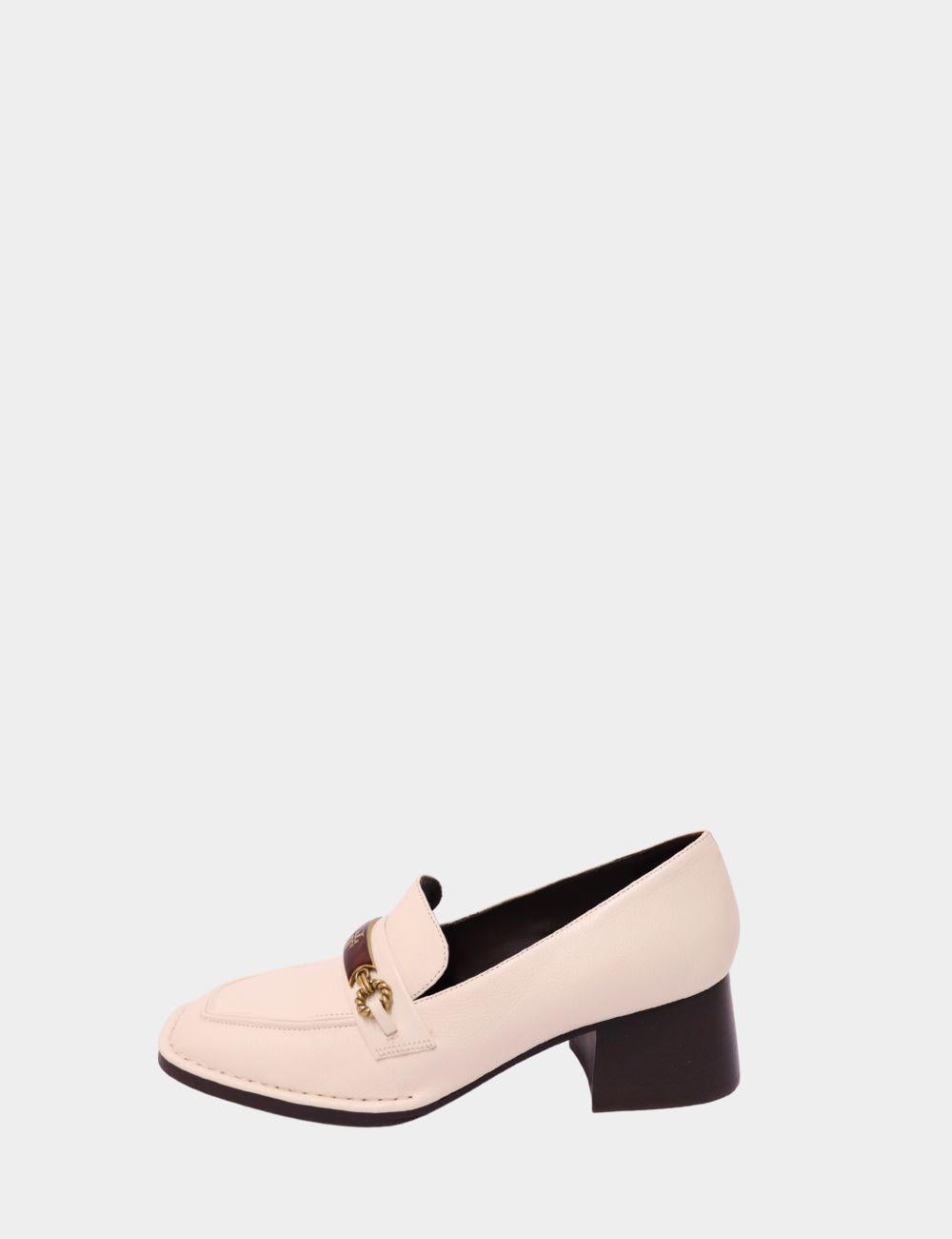 Diese cremefarbenen Leder-Slipper von Tory Burch sind klassisch und modern zugleich. Sie haben eine strukturierte Silhouette mit einer quadratischen Spitze und einem goldfarbenen Kettendetail. Die Vorderseite ist mit dem charakteristischen Tory