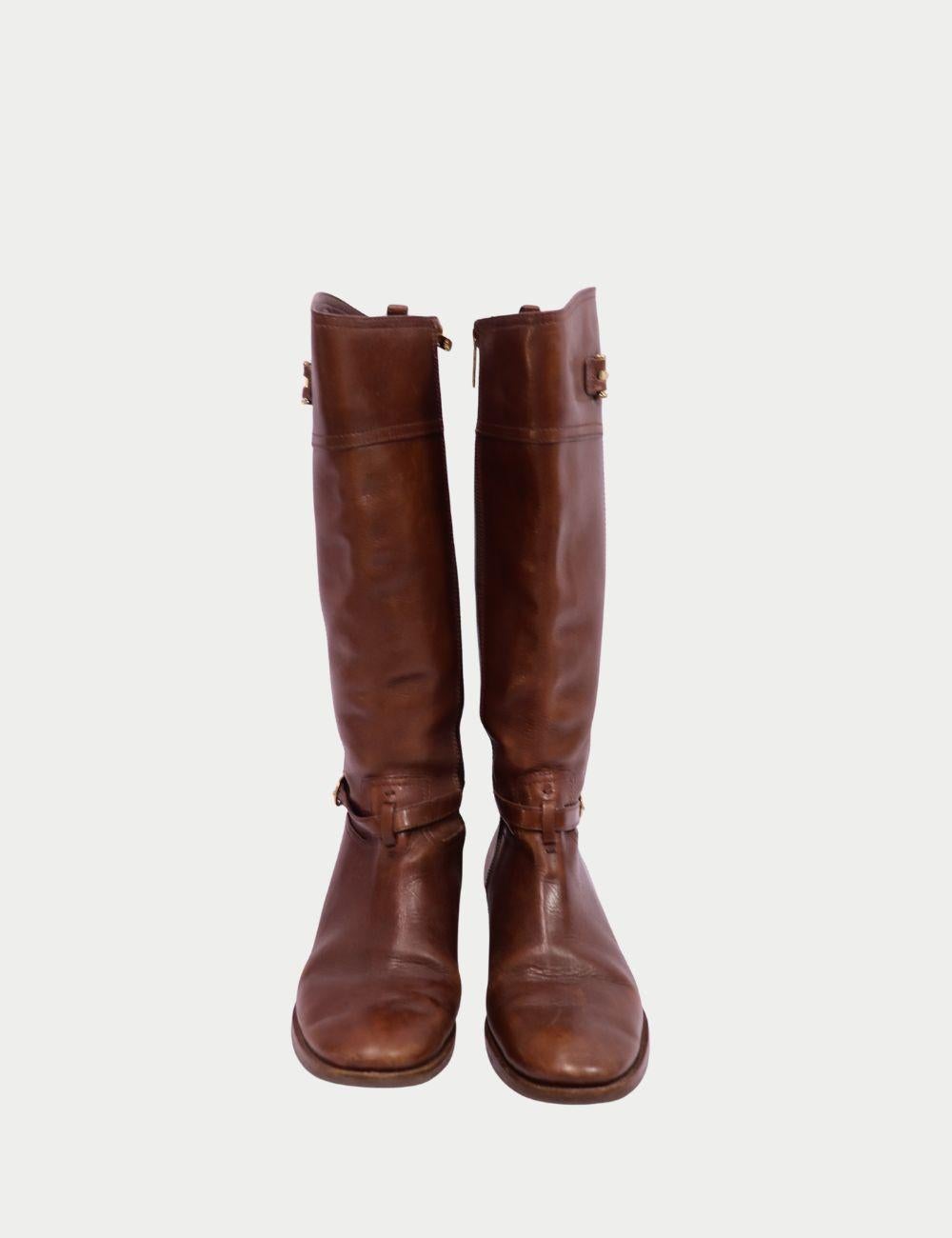 Tory Burch Stivali da equitazione in pelle marrone con finiture dorate


Il classico stile equestre incontra il lusso moderno in questi stivali da equitazione di Tory Burch. Realizzati in pelle marrone, questi stivali alti fino al ginocchio sono
