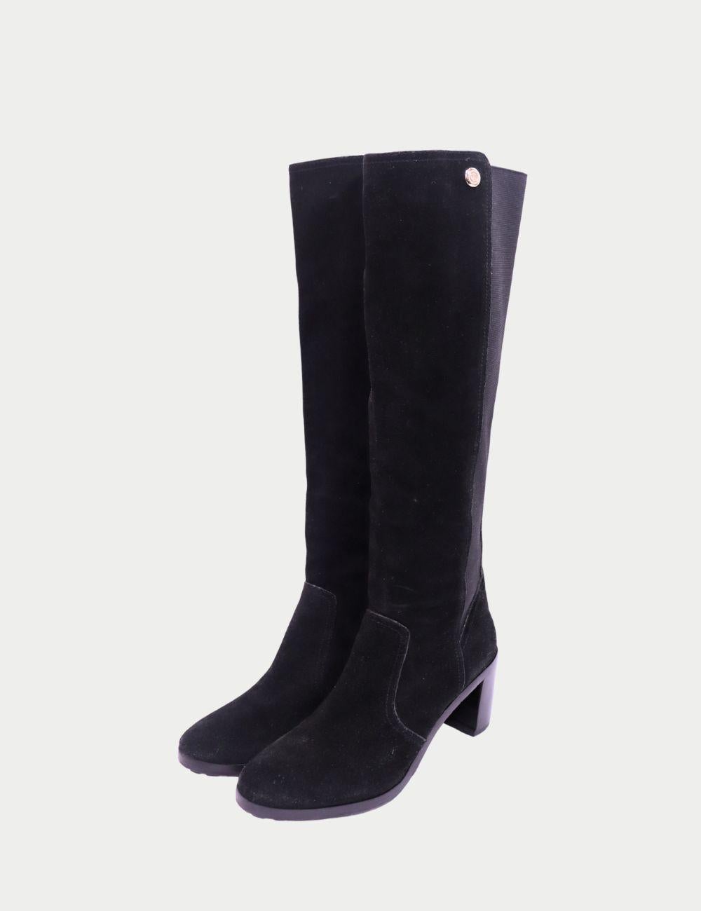Tory Burch Stivali al ginocchio neri in pelle scamosciata ed elasticizzati

Scopri la raffinatezza chic di questi stivali al ginocchio di Tory Burch, realizzati in morbido camoscio nero con pannelli in tessuto elasticizzato per una vestibilità