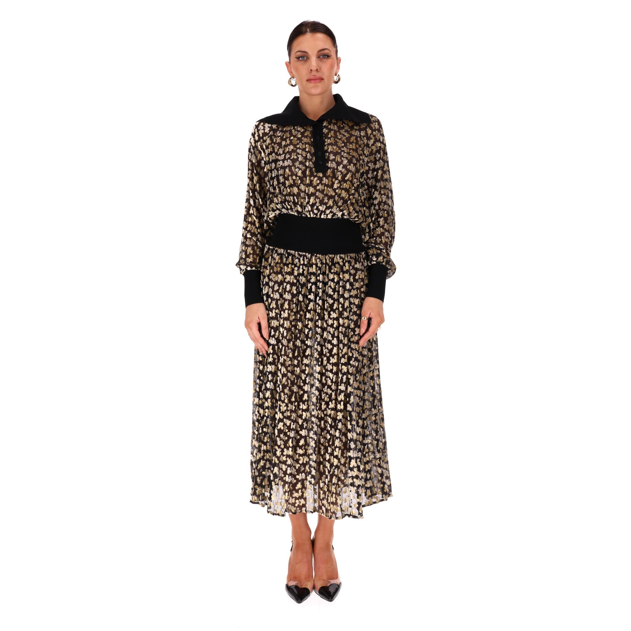 Tory Burch - Robe en soie mélangée imprimée en tulle floqué

Robe noire conçue avec un motif floral doré et garnie de jersey extensible côtelé.

Encolure rabattue et boutonnée, large ceinture.

Manches longues et jupe midi évasée.

Rrp Approx.