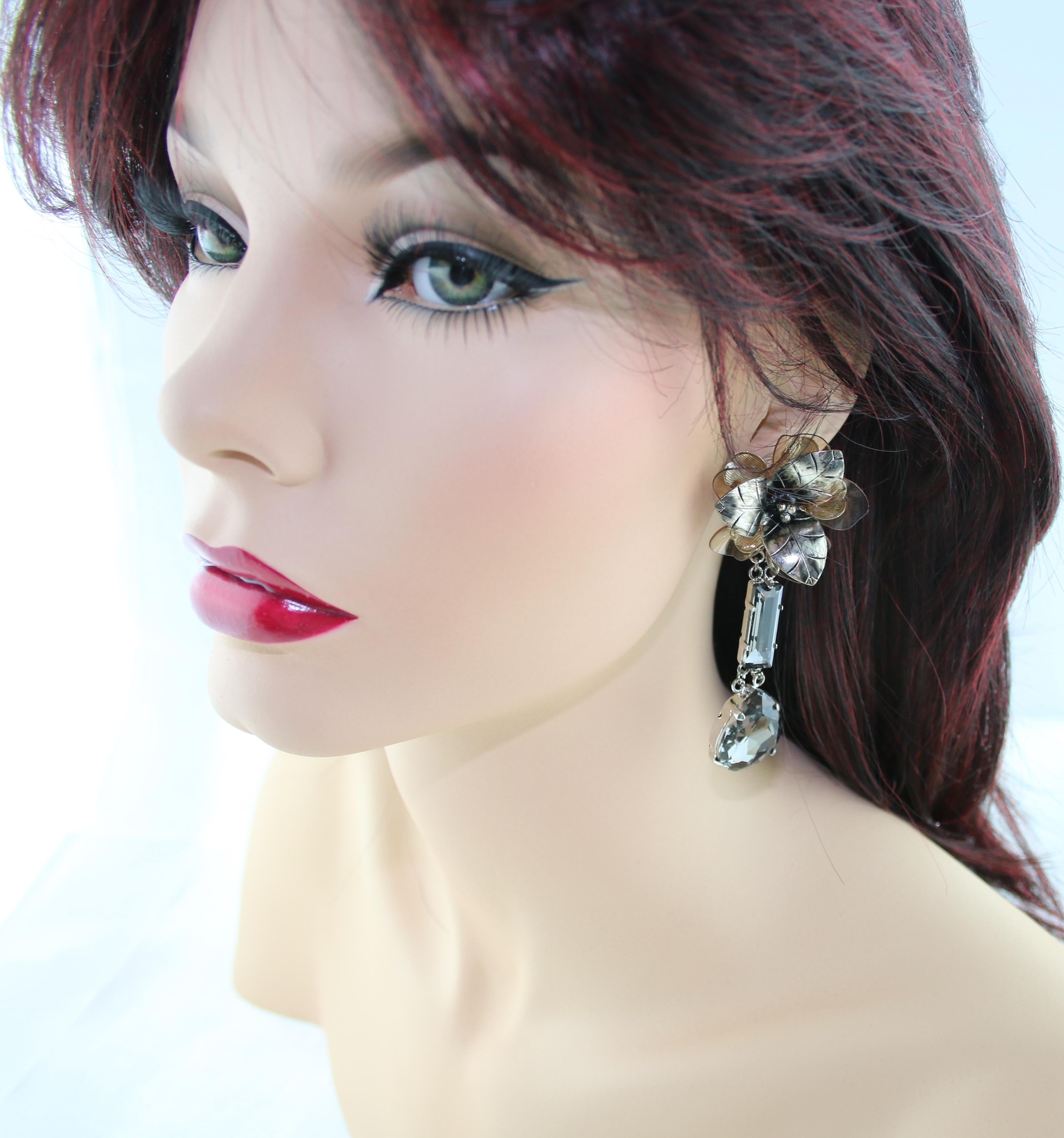 Tory Burch Earrings
The earrings are new, never worn.
They measures 3.25” x 1.5”
The earrings have rhinestones, metal and soft clear vinyl.
The earrings weigh 32.9 grams
These earrings were part of the runway collection, sold at the store.