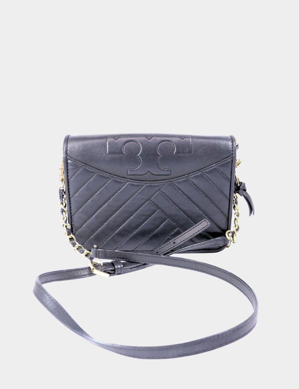 Tory Burch - Sac à rabat en cuir matelassé noir

Raffiné et polyvalent, ce sac à rabat en cuir noir Tory Burch est la pièce parfaite pour une élégance de jour comme de nuit. Confectionné en cuir souple matelassé avec des surpiqûres à chevrons, il