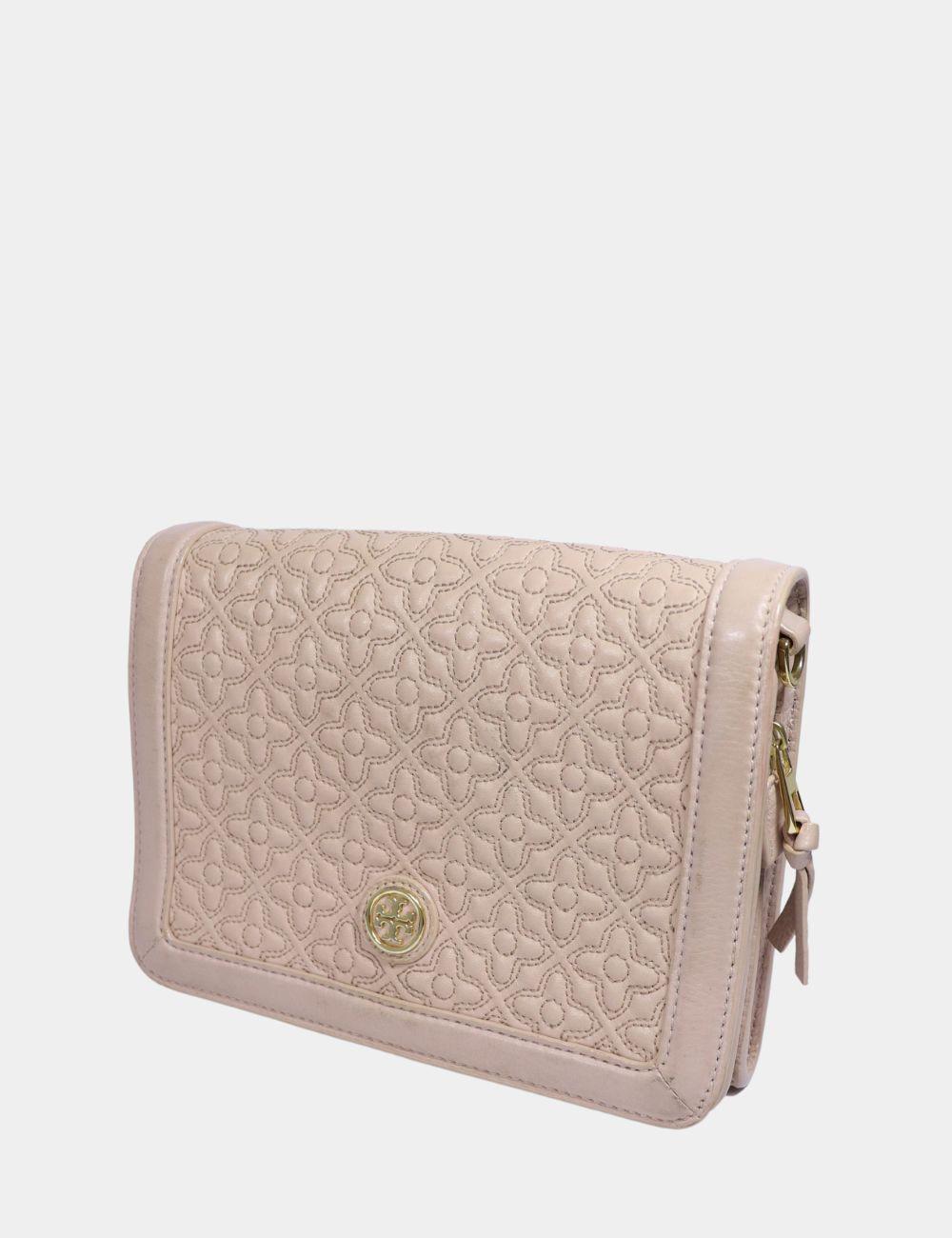 Sac à rabat en cuir matelassé Tory Burch en rose blush

Ajoutez une touche raffinée à votre style quotidien avec cet élégant sac à rabat Tory Burch dans une douce teinte rose blush. Confectionné en cuir matelassé de qualité supérieure, ce sac à