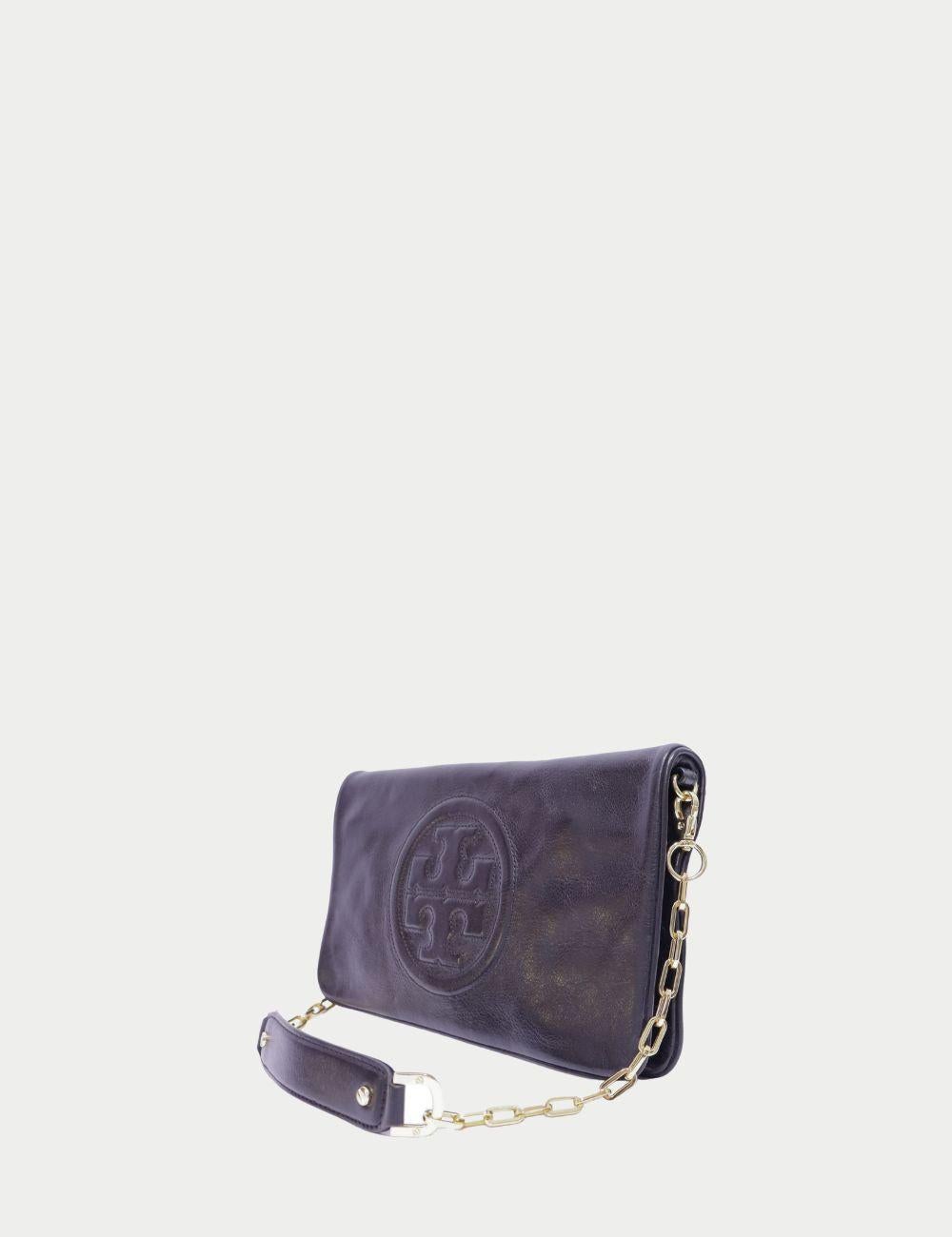 Tory Burch Reva Logo Leather Clutch Shoulder Bag – Black with Gold Chain


Sleek and iconic, this Tory Burch Reva bag doubles as a clutch and shoulder bag, making it a versatile addition to your collection. Crafted from smooth black leather, it