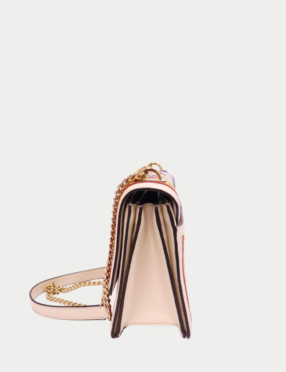 Verleihen Sie Ihrer Garderobe einen Hauch von handwerklichem Charme mit dieser floral bestickten Umhängetasche von Tory Burch. Das aus natürlichem Canvas gefertigte Modell mit mehrfarbig bestickten Streifen zeigt die für die Marke typische Mischung