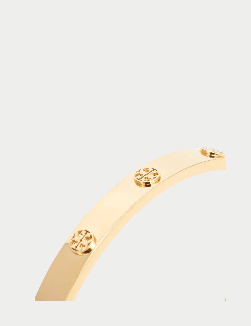 Tory Burch Bracciale con Logo in oro con cerniera - Gioielli firmati da donna


Aggiungi un tocco di eleganza senza tempo alla tua collezione di accessori con questo braccialetto a cerniera con logo Tory Burch in oro. Realizzato in oro lucido,