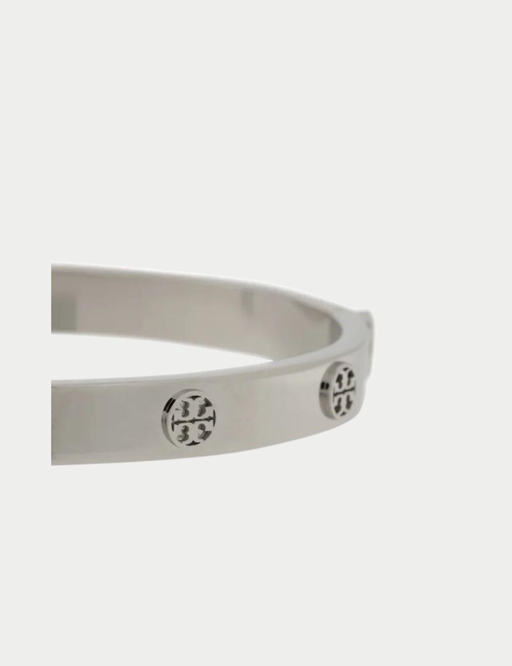 Tory Burch Bracciale in argento con logo incernierato - Gioielli firmati da donna

Dai un tocco di moderna eleganza al tuo look con questo braccialetto a cerniera con logo Tory Burch in tonalità argento. Caratterizzato da una finitura argentata