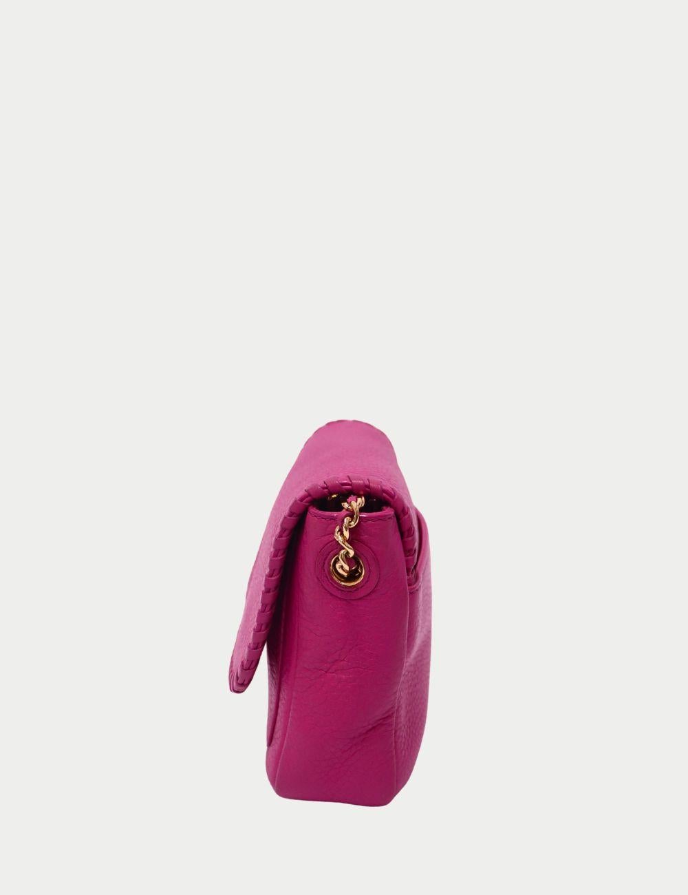 Tory Burch Pink Leather Crossbody Bag

Brighten up your look with this Tory Burch Pink Leather Crossbody Bag, a stylish and practical accessory designed for modern versatility. Crafted from supple pebbled leather in a vibrant pink hue, this bag
