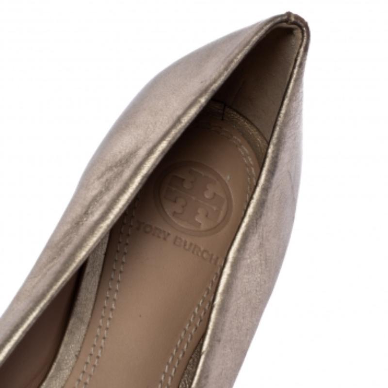 Fashion is the perfect blend of luxury with comfort, and this pair of ballet flats from the house of Tory Burch exudes just that. Crafted from leather and styled with snake prints on the cap toes, these flats are ideal for shopping and casual